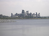 Afbeelding: Woodlands Checkpoint vanaf de causeway (dam)